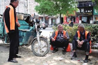 上午忙碌之后，趙作海坐在路邊與同事聊天