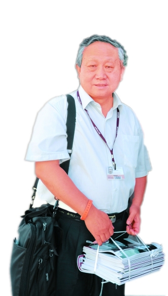 吳永恒采訪坎昆氣候大會時往會場搬送雜志。資料照片