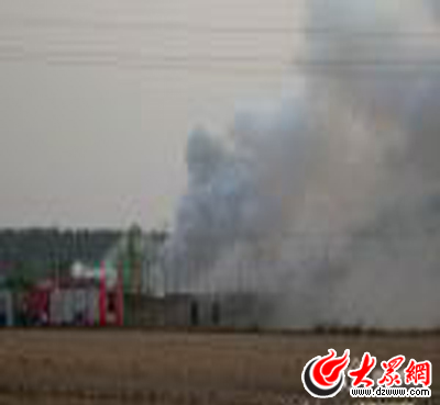 2013年20日上午，山東章丘，位于濟南市東部的章丘市曹范鎮(zhèn)一炸藥生產(chǎn)企業(yè)發(fā)生爆炸，爆炸現(xiàn)場冒起白色濃煙。