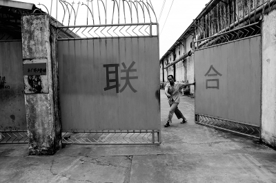 昨日下午，東莞道滘鎮(zhèn)小河工業(yè)區(qū)，聯(lián)合米制品廠關(guān)門停業(yè)整頓。蘇仕日 攝