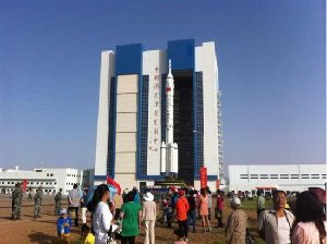 “神十”暫定11日晚發(fā)射 試驗(yàn)隊(duì)員爭(zhēng)相買(mǎi)紀(jì)念品