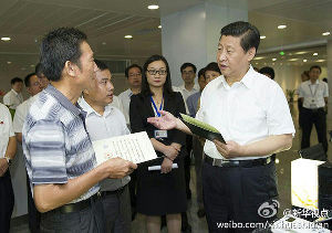 習(xí)近平來(lái)到武漢農(nóng)村綜合產(chǎn)權(quán)交易所，了解涉農(nóng)產(chǎn)權(quán)交易尤其是土地流轉(zhuǎn)交易情況。