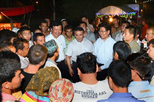 張春賢在新疆葉城縣調(diào)研：收玉米夜逛集市（圖）