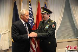 原文配圖：華盛頓時間8月19日，正在美國進(jìn)行正式友好訪問的中國國務(wù)委員兼國防部長常萬全（右）與美國國防部長哈格爾在華盛頓五角大樓舉行會談前相談甚歡。中新社發(fā) 吳慶才 攝