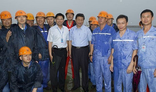 習(xí)近平考察大連船舶重工集團(tuán) 冒雨和工人合影