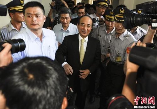   9月11日下午，臺(tái)當(dāng)局“立法院長(zhǎng)”王金平遭國(guó)民黨考紀(jì)會(huì)撤銷(xiāo)黨籍后，首度回到“立法院”辦公室，主持有關(guān)下周二17日開(kāi)議日議程的朝野協(xié)商。王金平會(huì)后接受媒體訪問(wèn)表示，“黨就像自己的母親，被黨處分，難免難過(guò)，但心中坦然，未來(lái)就順其自然?！敝行律绨l(fā) 劉震 攝  