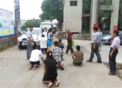 村民跪攔縣委書記求治污續(xù)：涉事企業(yè)停產(chǎn)整改