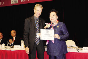 江澤慧獲國際木材科學(xué)院杰出貢獻(xiàn)獎(圖)