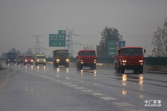 解放軍大批軍車貼地方廣告?zhèn)窝b駛向目的地(圖)