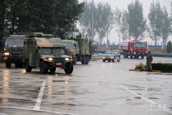 解放軍大批軍車貼地方廣告?zhèn)窝b駛向目的地(圖)