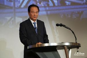 2013年11月5日，第四屆全球網(wǎng)絡(luò)空間合作峰會(huì)在美國(guó)斯坦福大學(xué)舉行，中國(guó)國(guó)務(wù)院新聞辦公室主任蔡名照在開(kāi)幕式上作唯一主旨演講。（人民網(wǎng) 李牧攝）