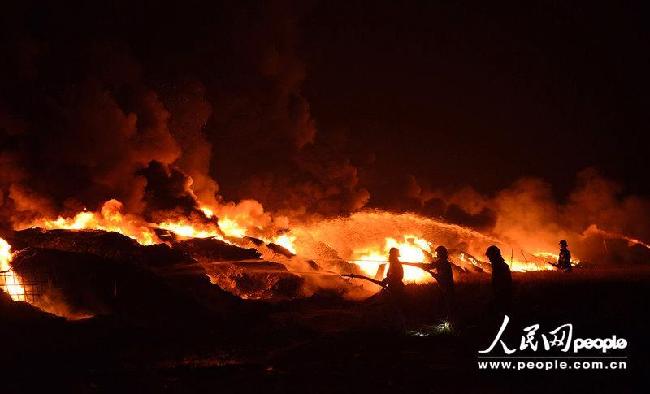 2013年11月16號下午1點左右，浙江省嘉興市海鹽縣澉浦鎮(zhèn)六里4號橋恒達塑業(yè)有限公司突發(fā)大火，火勢蔓延至整個廠區(qū)。徐志達/CFP