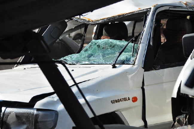 2013年11月15日，湖北宣恩縣，墜河白色獵豹吉普車被打撈上岸，車輛損毀嚴重。雷曉/CFP