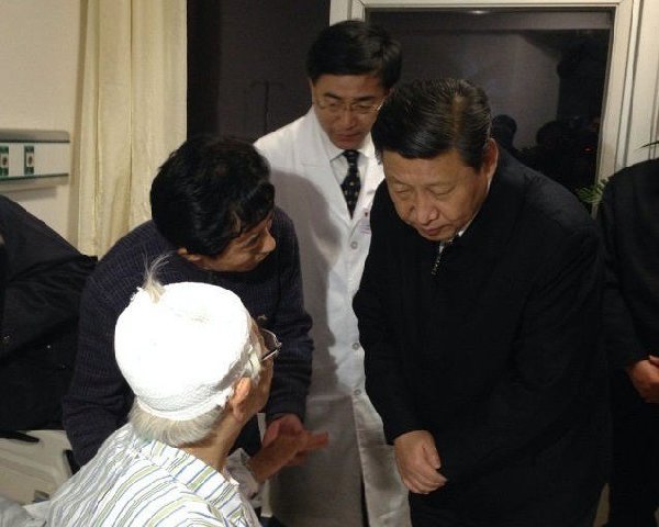 習近平抵達青島看望慰問爆燃事故傷員