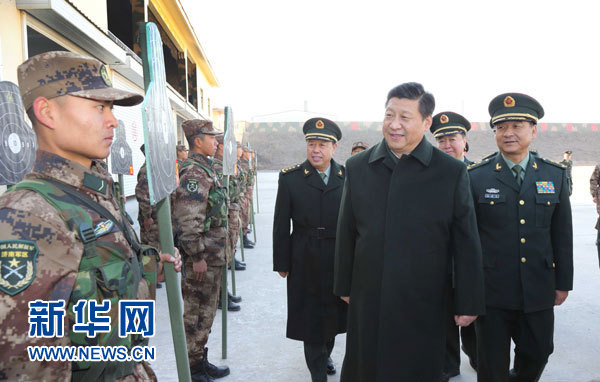 11月28日，中共中央總書記、國家主席、中央軍委主席習(xí)近平視察濟(jì)南軍區(qū)部隊(duì)。這是習(xí)近平觀看新戰(zhàn)士自動(dòng)步槍精度實(shí)彈射擊后，表揚(yáng)新戰(zhàn)士取得了好成績。新華社記者李剛攝