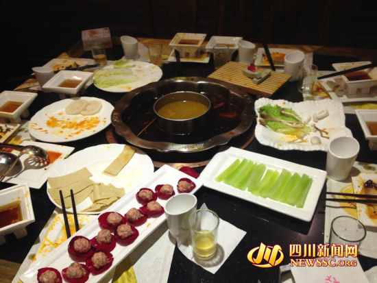 卡梅倫在成都吃鴛鴦火鍋只吃紅湯最愛香菜丸子