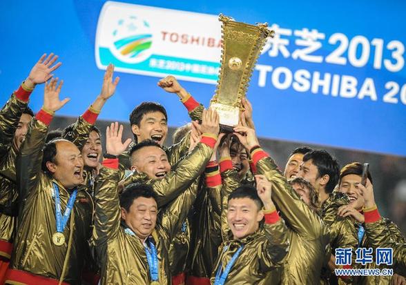 （新華直擊·體育）（2）足球——貴州人和捧起足協(xié)杯