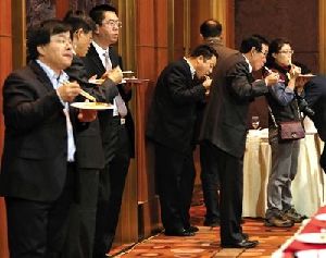 昨日，國務院新聞辦新年招待會在國際飯店會議中心舉行，所有參會人員均站著吃完晚餐。新京報記者 韓萌 攝