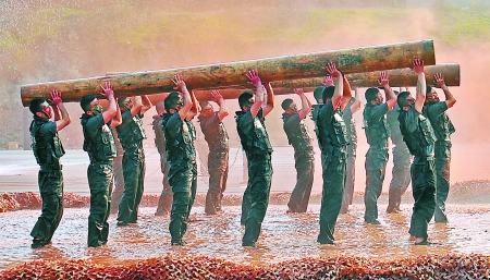 　　特警隊員6人一組高舉600斤重圓木進行極限體能展示本組圖片由市公安局供圖