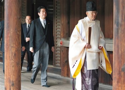 安倍參拜引發(fā)中韓強(qiáng)烈抗議 王毅稱中方奉陪到底