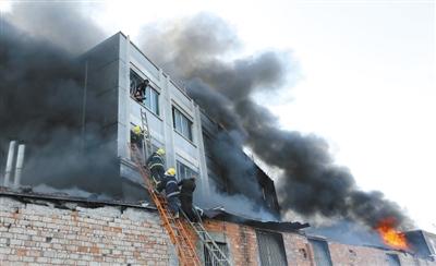 浙江溫嶺鞋廠大火致16死5傷 民眾砸破圍墻救火