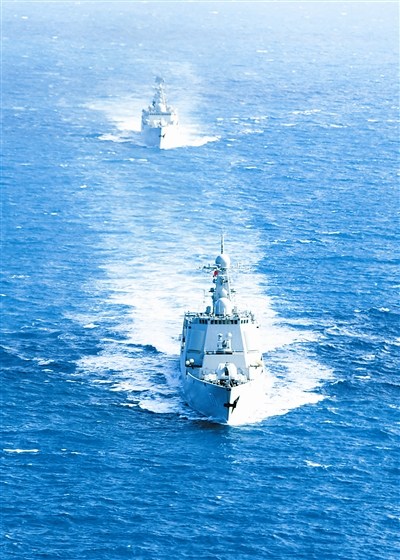 中國(guó)海軍演兵兩大洋南海艦隊(duì)編隊(duì)演練臨檢拿捕