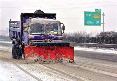 昨日，清雪車在連霍高速公路上鏟除積雪。新華社發(fā)