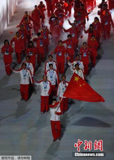 習(xí)近平出席冬奧開(kāi)幕式 向中國(guó)代表團(tuán)揮手致意