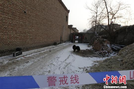 圖為案發(fā)現(xiàn)場蔡某家已被警方拉起警戒線。胡貴龍攝