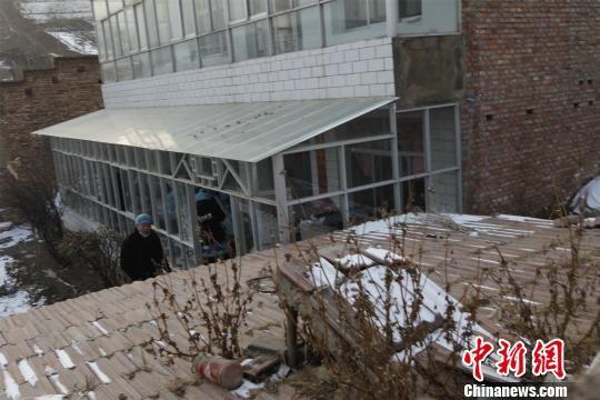 圖為法醫(yī)正在蔡某家做尸體解剖。胡貴龍攝