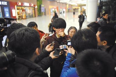 昨晚，BK2870航班平安降落后，當(dāng)事乘客走出沈陽機(jī)場。新華社發(fā)