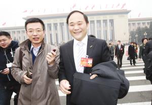 政協(xié)委員李書福遇打車難 坐黑車趕赴會(huì)場(chǎng)