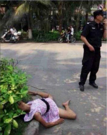 網(wǎng)傳云南景洪一女子當(dāng)街被奸殺 警方辟謠系昏倒(圖)