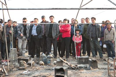 3月22日，青島平度市杜家疃村，村民圍觀被燒毀的帳篷。