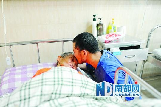 昨天下午，東莞市厚街醫(yī)院，重獲自由的楊秀（化名）親吻病母。接到東莞市檢察機(jī)關(guān)的《不起訴決定書》后，他第一時(shí)間從厚街派出所趕到醫(yī)院，與母團(tuán)聚。南都記者 梁清 攝