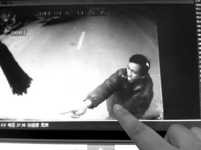 攔停公交車后，指著車長大喊大叫。