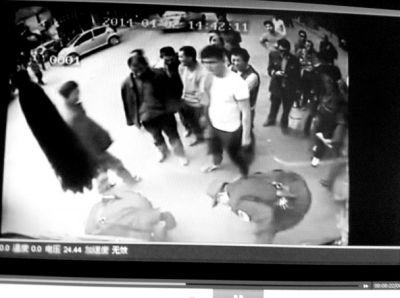 男子鉆入車底，被民警從車下拖出帶走。