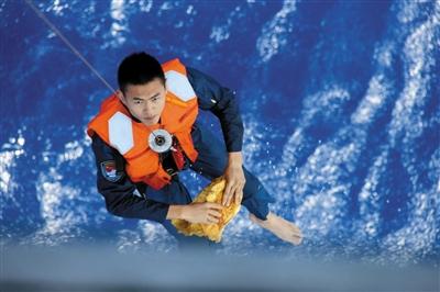 馬航失聯(lián)客機(jī)搜救直擊：中國(guó)空軍每天飛8小時(shí)