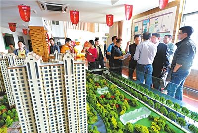 受京津冀一體化相關(guān)消息影響，河北省保定市房地產(chǎn)市場持續(xù)升溫。圖為購房者在河北保定某樓盤銷售中心向銷售人員咨詢供圖/新華社