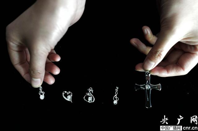 女子花1.5萬用母親骨灰做成0.27克拉鉆石(組圖)