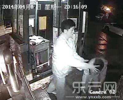 云南一法官被曝4次毆打小區(qū)保安 被打者跪地求饒