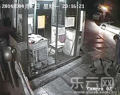 云南一法官被曝4次毆打小區(qū)保安 被打者跪地求饒