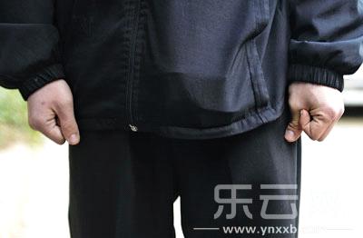 云南一法官被曝4次毆打小區(qū)保安 被打者跪地求饒