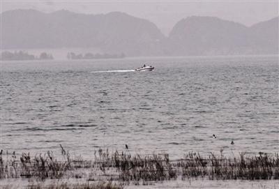 民用直升機墜落北京密云水庫 飛行員1死1傷(圖)