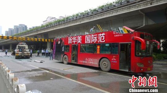 南寧鬧市一雙層公交車撞上限高框被“削頂”(組圖)