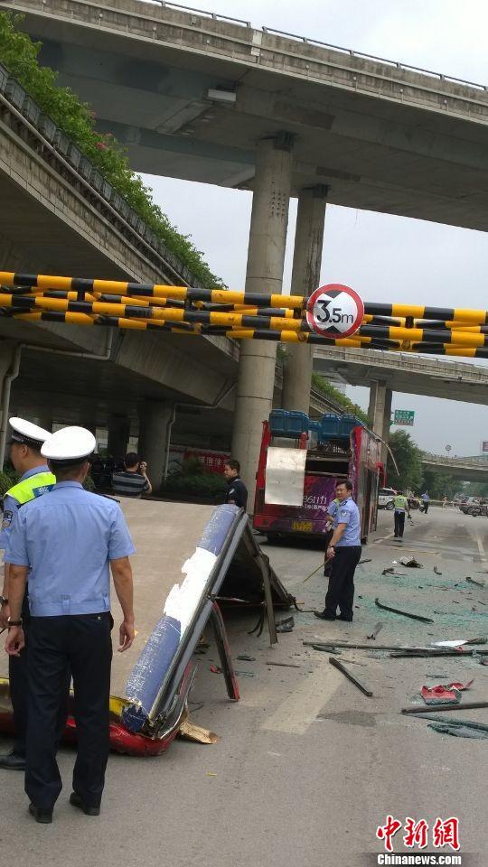 南寧一雙層公交車撞上限高框 車頂被削落(組圖)