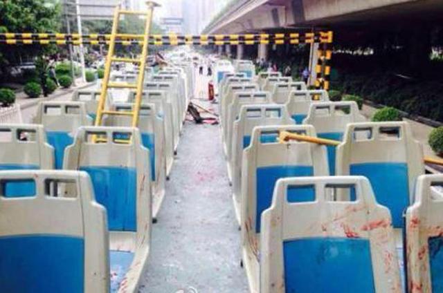 南寧一雙層公交車撞上限高框 車頂被削落(組圖)