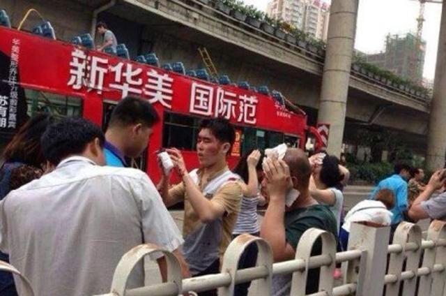 南寧一雙層公交車撞上限高框 車頂被削落(組圖)