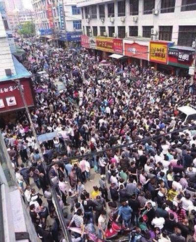 溫州城管打傷拍照路人遭群眾圍攻 兩人被打休克