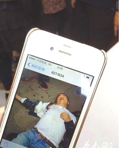 4月19日上午，目擊者拍到的黃祥拔被打現(xiàn)場圖片。網(wǎng)絡(luò)截圖